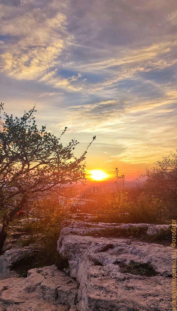 Живописный закат в курортном городе