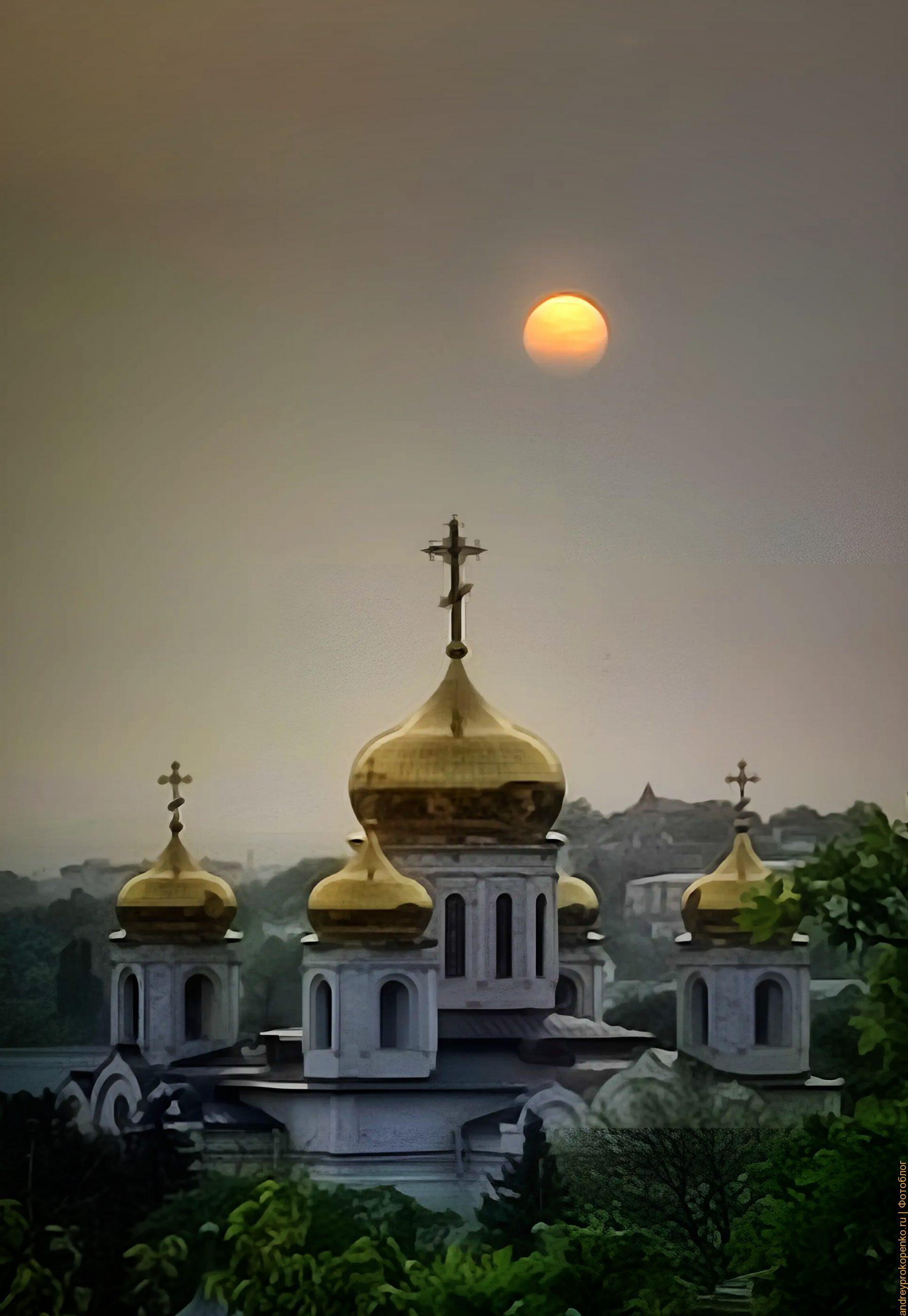 Закатное солнце над Спасским собором в Пятигорске / фото дня