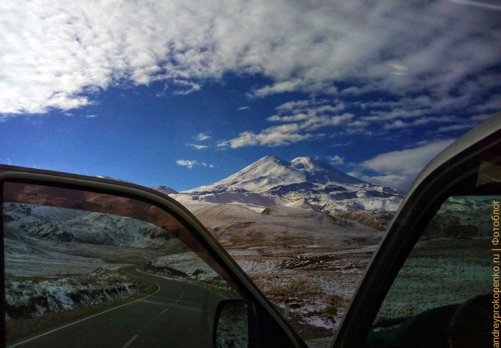 Смотрим на Эльбрус из окон внедорожника