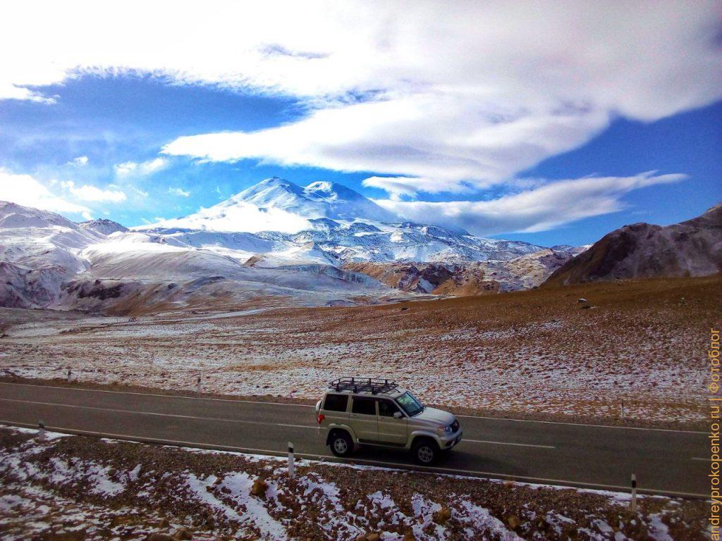 Внедорожник в джип-туре в Джилы-Су на фоне Эльбрусе