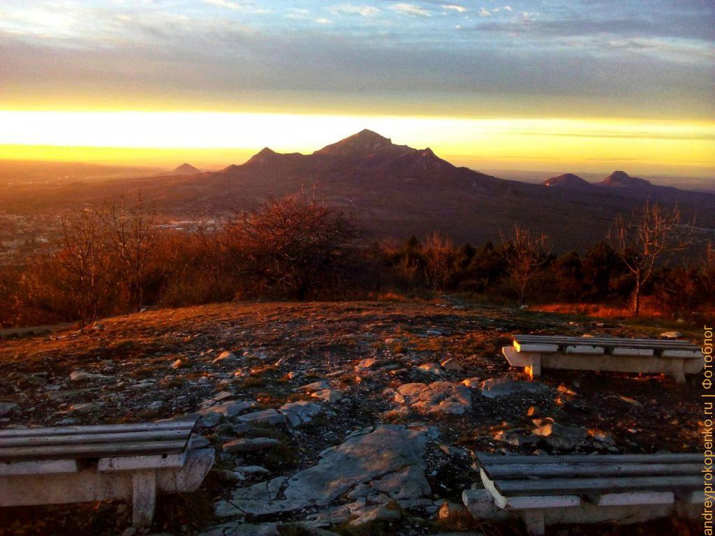 Огненный осенний закат на горе Машук в регионе КМВ