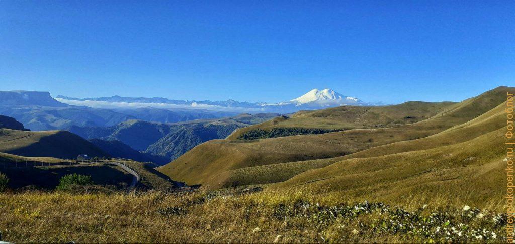 Смотрим на Эльбрус с одного из склонов в Карачаево-Черкессии