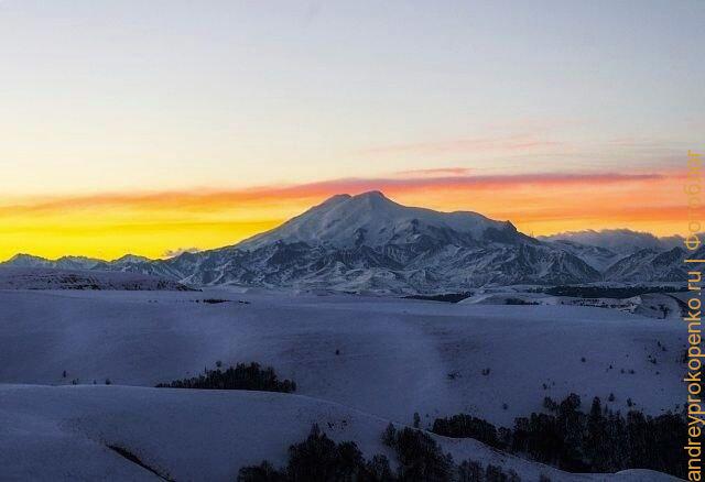 Холодный закат около горы Эльбрус со стороны Джилы-Су