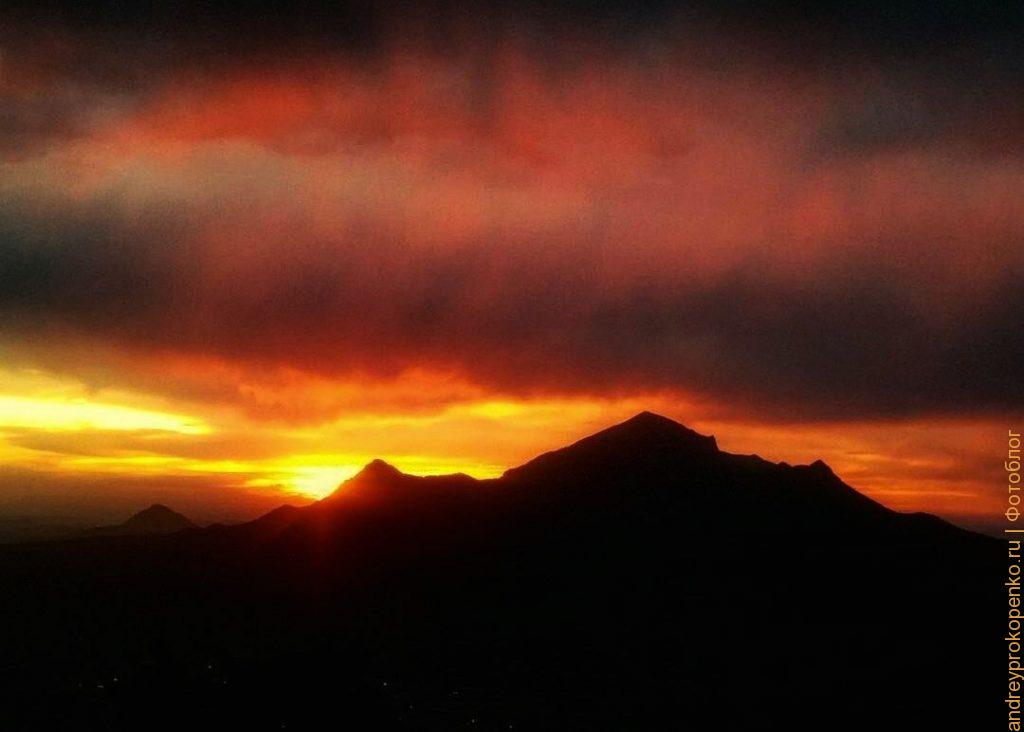 Огненный закат на горе Бештау в Пятигорске