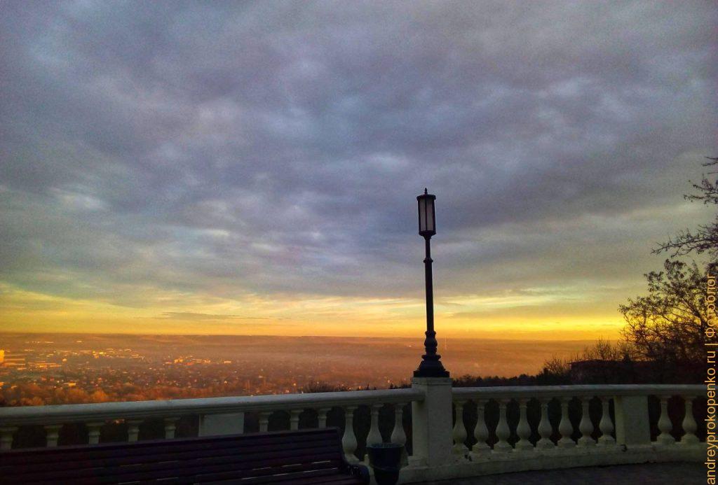 Закат с площадки около озера Провал в Пятигорске