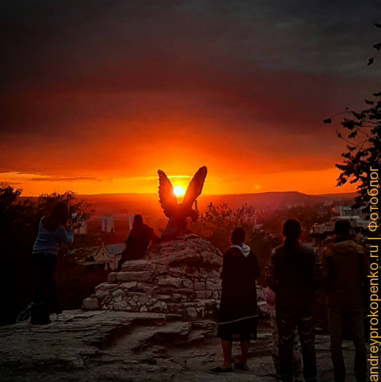 Яркий закат около скульптуры Орёл в Пятигорске / фото дня