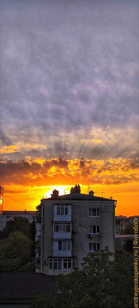 Яркий закат из окна дома в Пятигорске / фото дня