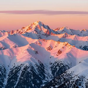 Красивые заснеженные горы на закате