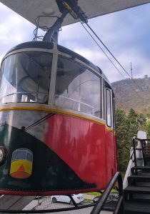 Красный вагончик канатной дороги в нижней станции в Пятигорске