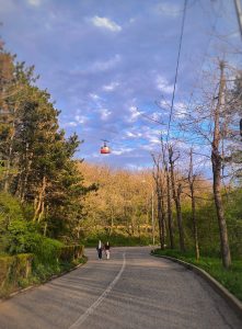 Красный вагончик фуникулера едет вниз с горы Машук в Пятигорск