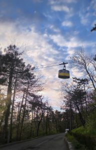 Желтый вагончик канатной дороги в Пятигорске